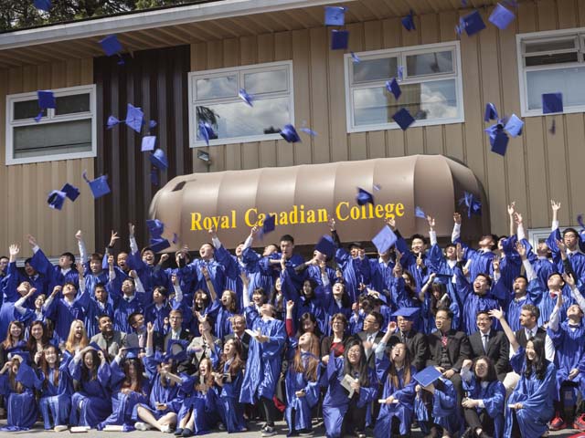 graduating students hat toss